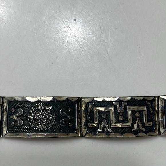 Vintage SS bracelet. 7 in. MEXICO. Weighs approx 37.60 grams. Secure closure. - Picture 3 of 11